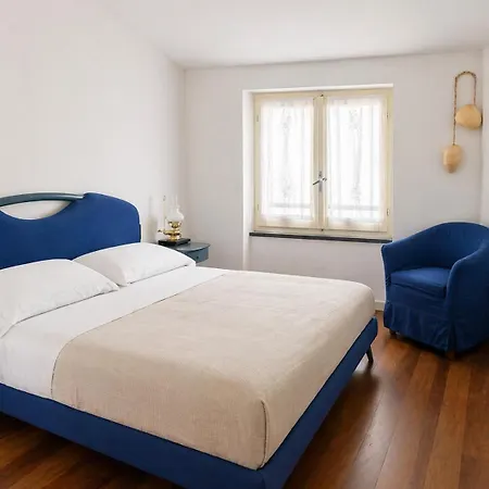 Lassu - Sulla Piazza Vista Mare Apartment